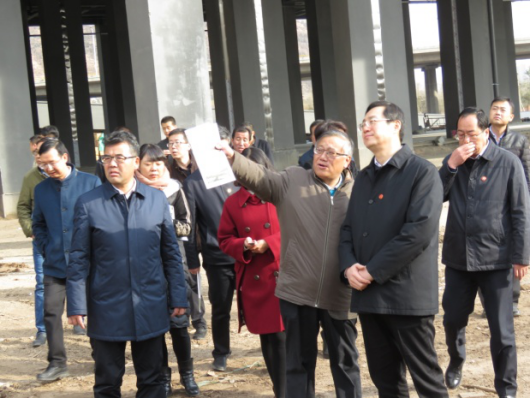 省委常委、西寧市委書記王曉在青海省物產(chǎn)集團總公司黨委書記、總經(jīng)理王玉輝陪同下，深入青海物產(chǎn)朝陽物流園區(qū)。